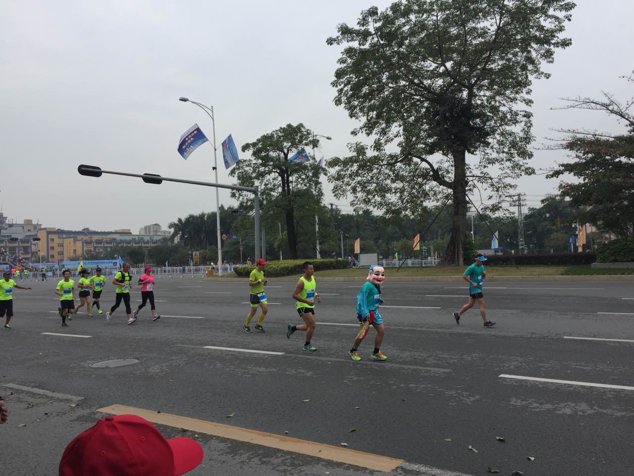 深圳首届“一带一路”国际马拉松比赛，在宝安拉开首赛序幕