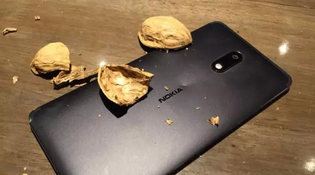 拿手机砸核桃，诺基亚回归？